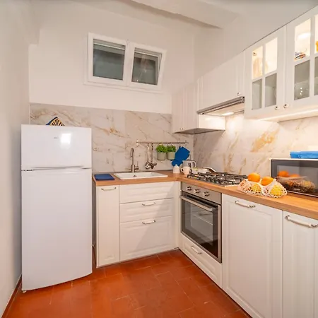 Loving Santo Spirito Apartment